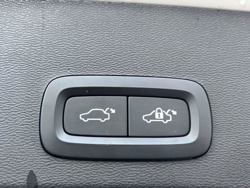 Used 2023 Volvo XC40 B5 Ultimate w/ Climate Package image 13