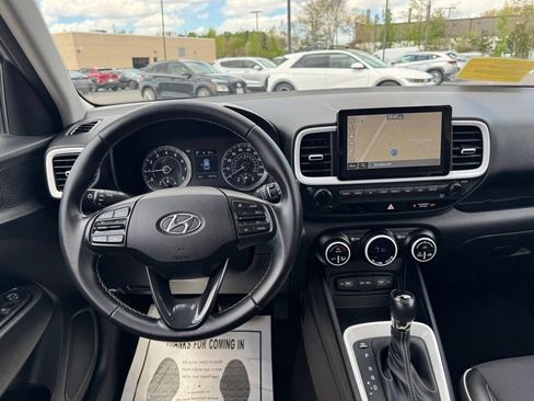 Used 2022 Hyundai Venue Limited FWD image 17