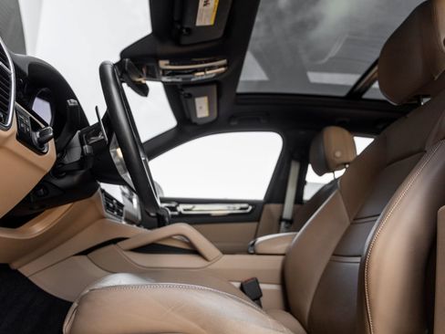 Certified 2023 Porsche Cayenne Platinum Edition AWD/4WD image 23