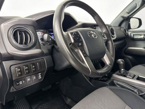 Used 2020 Toyota Tacoma TRD Off-Road AWD/4WD image 4