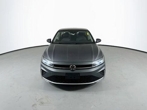 Used 2025 Volkswagen Jetta SE FWD image 4