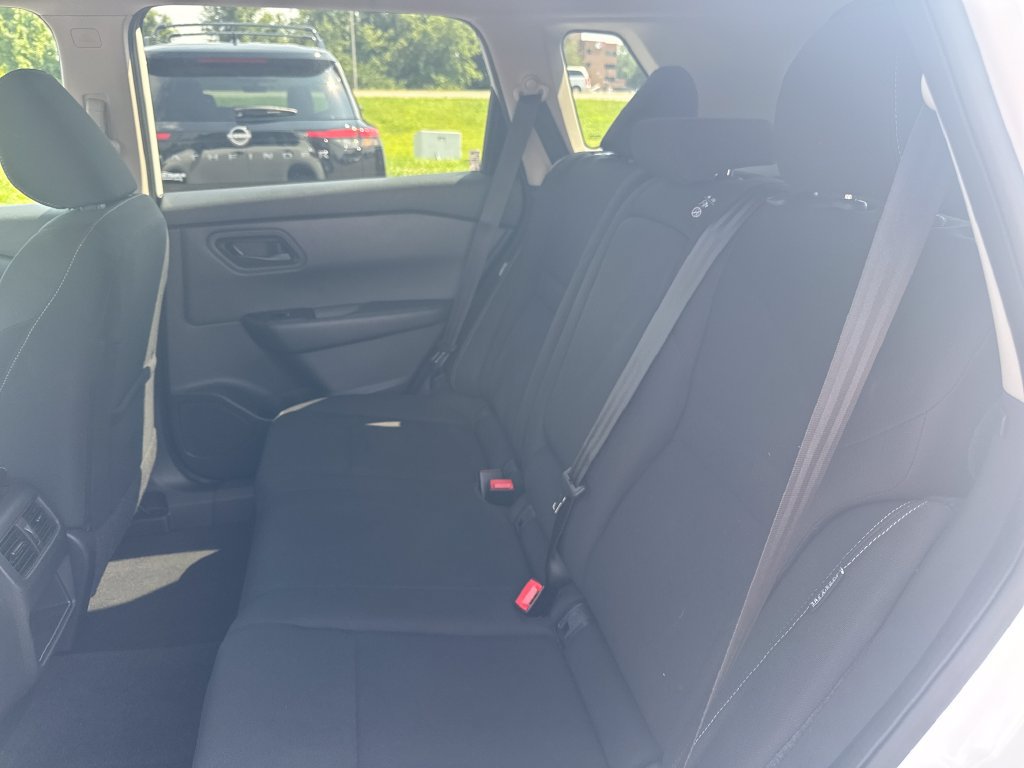 Used 2024 Nissan Rogue S FWD image 14