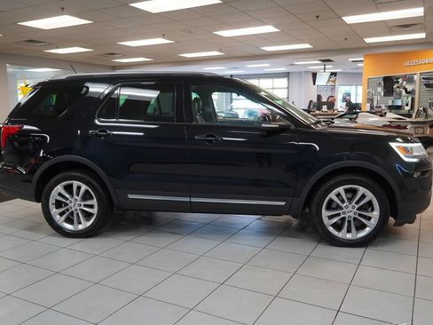 Used 2018 Ford Explorer XLT w/ Equipment Group 202A AWD/4WD image 13