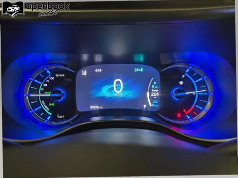 Used 2023 Chrysler Pacifica Limited FWD image 11