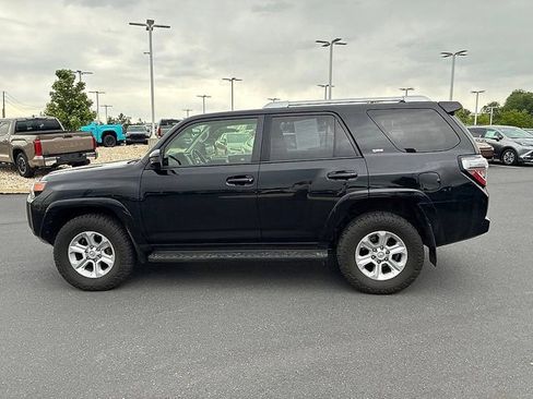 Used 2018 Toyota 4Runner SR5 AWD/4WD image 11