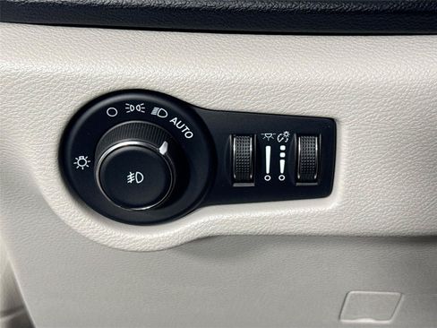 Used 2022 Chrysler Pacifica Touring-L FWD image 13