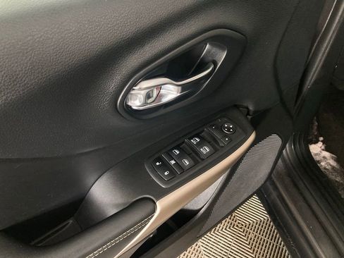 Used 2018 Jeep Cherokee Limited w/ Technology Group image 12