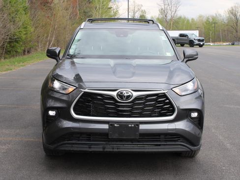 Used 2023 Toyota Highlander XLE AWD/4WD image 2