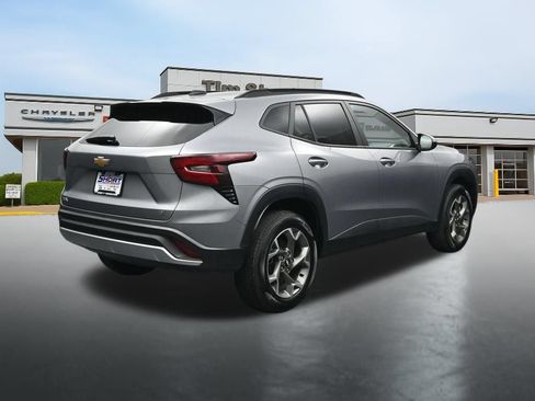 Used 2025 Chevrolet Trax LT w/ LT Convenience Package FWD image 5