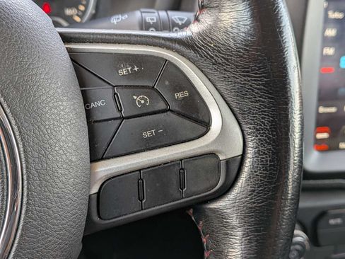 Used 2019 Jeep Renegade Trailhawk AWD/4WD image 23