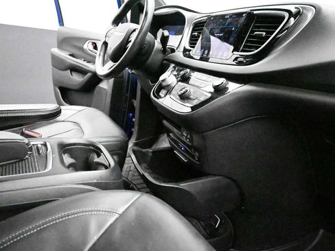 Used 2019 Chrysler Pacifica Touring-L Plus w/ Advanced Safetytec Group FWD image 24