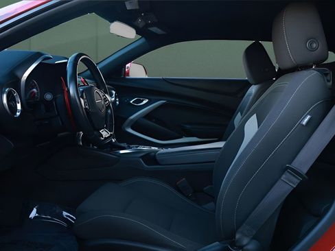 Used 2020 Chevrolet Camaro LT w/ Technology Package RWD image 2