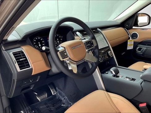New 2025 Land Rover Discovery Metropolitan Edition image 7