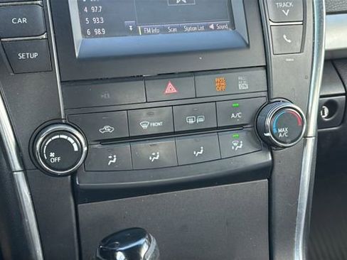 Used 2017 Toyota Camry SE image 18