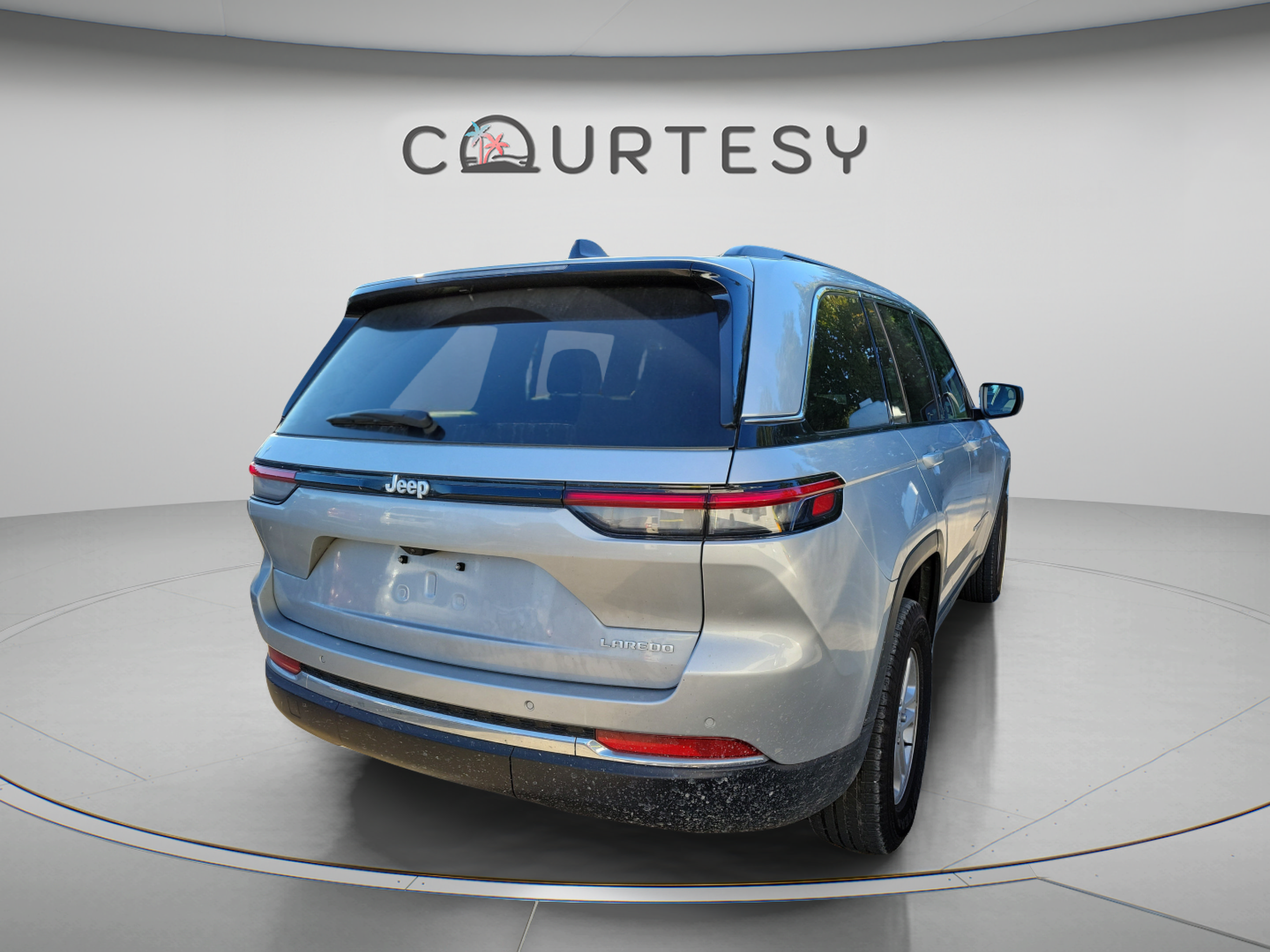Certified 2025 Jeep Grand Cherokee Laredo RWD image 3