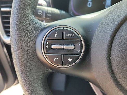 Used 2025 Kia Soul LX w/ LX Technology Package FWD image 17