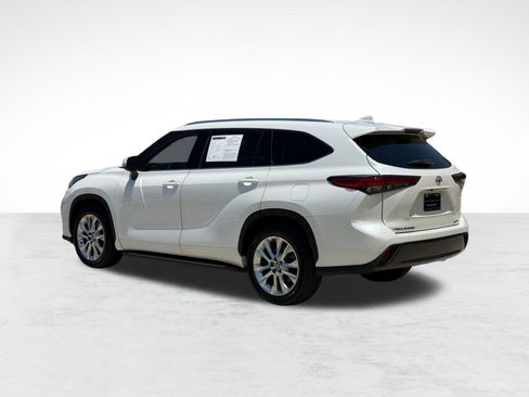 Used 2020 Toyota Highlander Limited FWD image 3