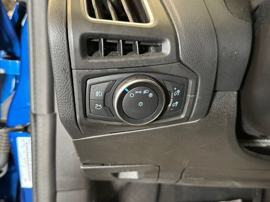 Used 2018 Ford Focus Titanium w/ Titanium Technology Package FWD image 18