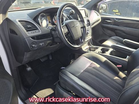 Used 2014 Chrysler Town & Country S FWD image 9