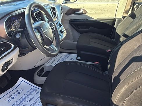 Used 2022 Chrysler Voyager LX image 27