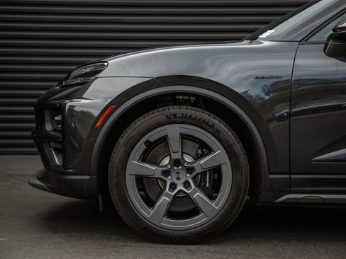Certified 2025 Porsche Macan Turbo Electric AWD/4WD image 15