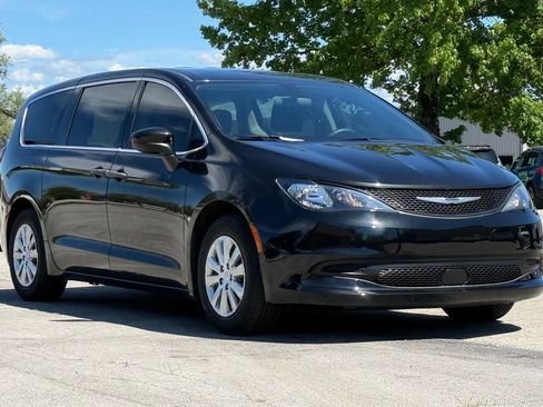 Used 2021 Chrysler Voyager L FWD image 8