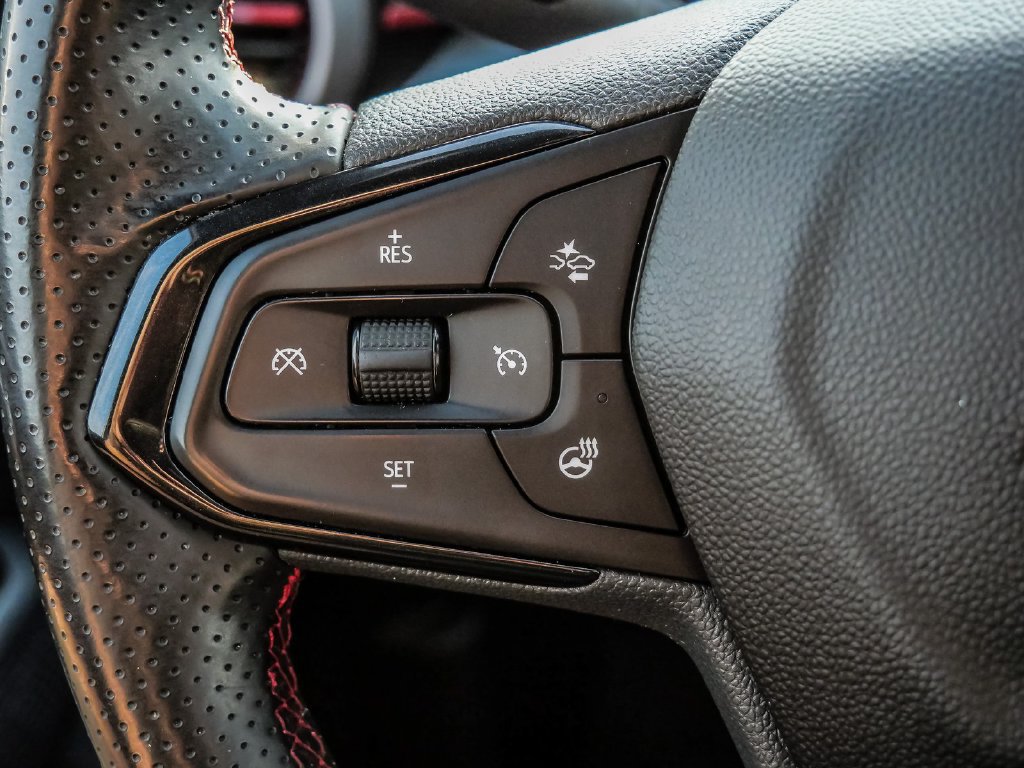 Used 2025 Chevrolet Trax RS w/ Sunroof Package FWD image 34