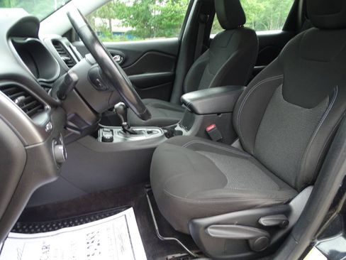 Used 2019 Jeep Cherokee 4WD Latitude w/ Cold Weather Group image 2