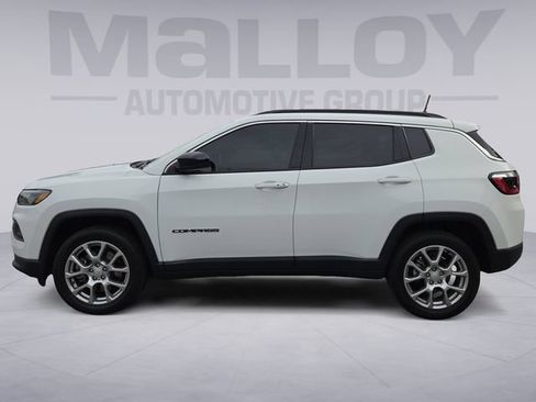 Used 2024 Jeep Compass Latitude AWD/4WD image 2