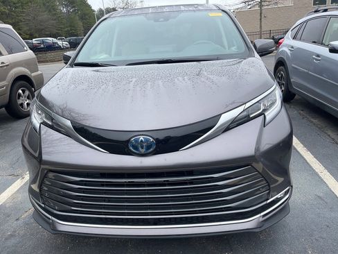 Used 2021 Toyota Sienna Limited image 3