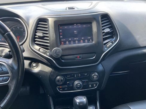 Used 2019 Jeep Cherokee Latitude Plus FWD image 7
