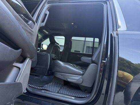 Used 2017 Cadillac Escalade ESV Platinum AWD/4WD image 27