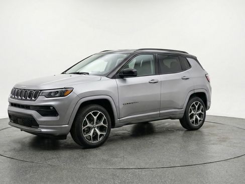 Used 2025 Jeep Compass Limited AWD/4WD image 3