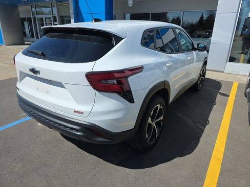 Used 2024 Chevrolet Trax RS image 3