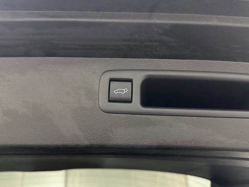 Used 2022 Toyota Highlander XLE AWD/4WD image 25