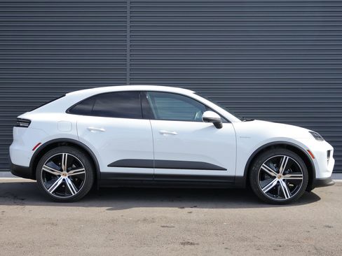 Certified 2025 Porsche Macan 4 Electric AWD/4WD image 9