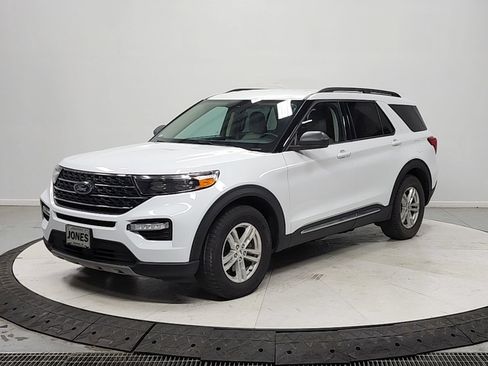 Used 2023 Ford Explorer XLT w/ Equipment Group 202A RWD image 3