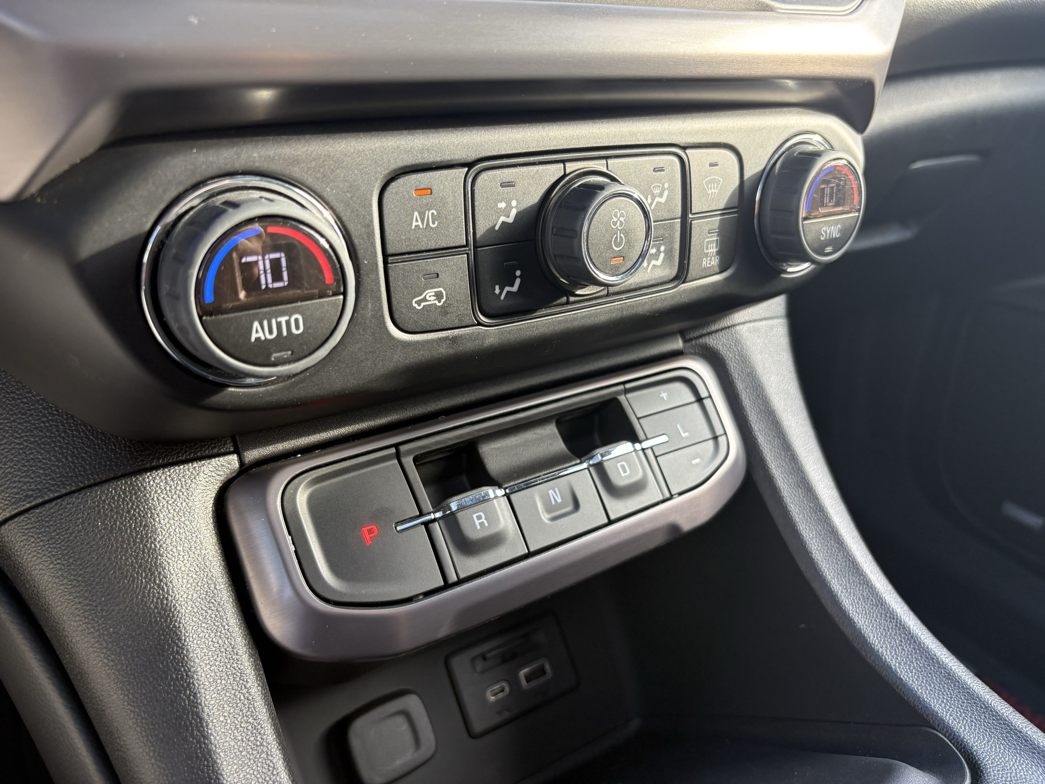 Used 2023 GMC Acadia AT4 w/ Technology Package AWD/4WD image 27