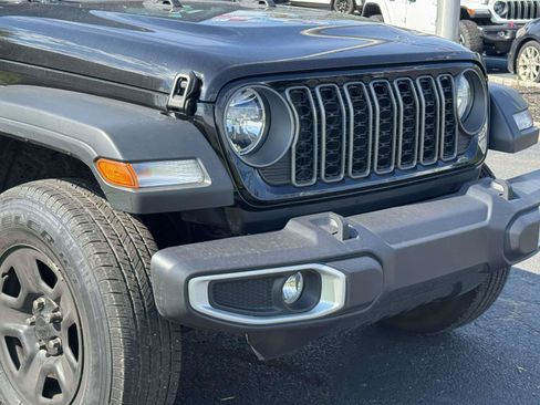 Used 2025 Jeep Gladiator Sport AWD/4WD image 7