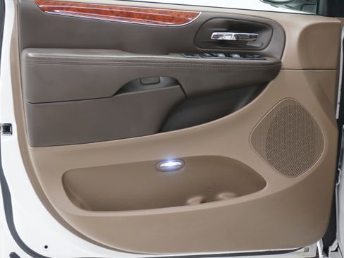 Used 2014 Chrysler Town & Country Touring-L w/ Driver Convenience Group image 15