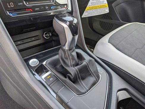 Used 2025 Volkswagen Taos SE image 33