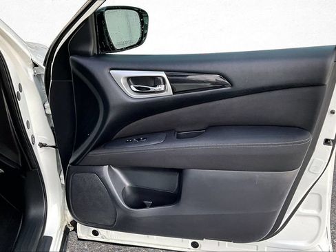 Used 2017 Nissan Pathfinder SV FWD image 29