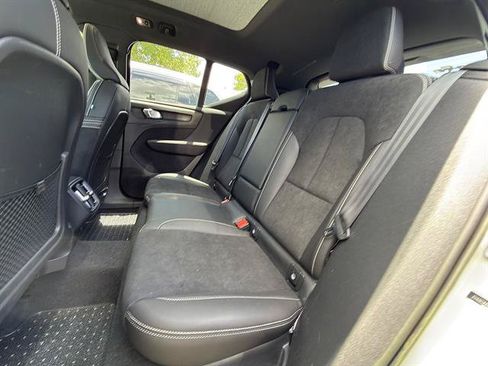 Used 2022 Volvo XC40 T4 R-Design w/ Advanced Package FWD image 6