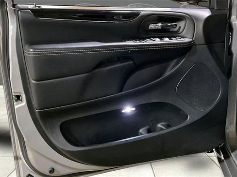 Used 2018 Dodge Grand Caravan SXT w/ Blacktop Package image 11