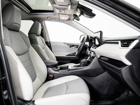 Used 2025 Toyota RAV4 XLE Premium image 22