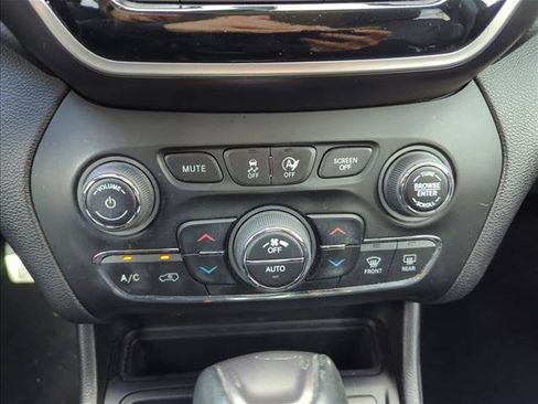 Used 2020 Jeep Cherokee Limited FWD image 8