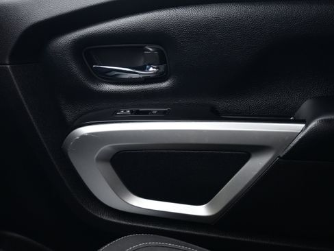 Used 2018 Nissan Titan SV image 27