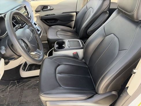 Used 2024 Chrysler Pacifica Touring-L image 18