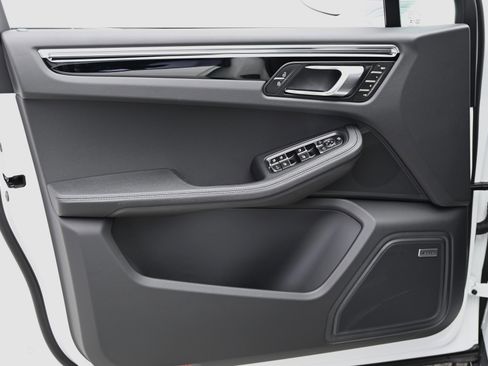 Used 2025 Porsche Macan image 34