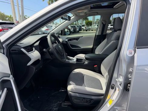 Used 2020 Toyota RAV4 XLE w/ Convenience Package FWD image 7